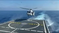 Un hélicoptère chypriote s'entraîne à apponter sur la frégate Forbin