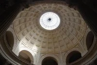 Le dôme de la chapelle St-Louis, éclairé par un oculus