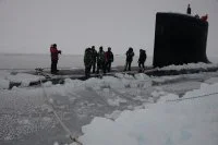 Le sous-marin USS New Mexico fait surface dans la banquise au cours de l'exercice ICEX 2014