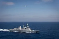 La frégate Forbin survolée par des Rafle de l'armée de l'air
