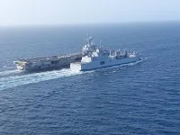 Le BRF Jacques Chevallier ravitaille le porte-avions Charles de Gaulle