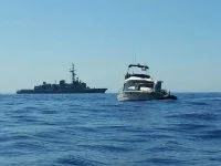 La frégate anti-sous-marine Jean de Vienne porte assistance à deux plaisanciers