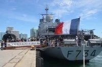 La frégate Vendémiaire débarque près de 10 tonnes de denrées alimentaires et 960 litres d’eau à Port-Moresby
