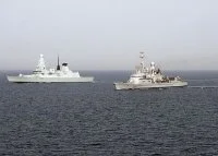La frégate Cassard navigue aux côtés d’une frégate britannique