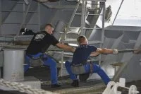 Manoeuvres d'accostage à bord du BPC Dixmude