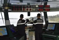 En passerelle du patrouilleur La Confiance