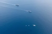 Des avions P-8A Poseidon et F-35A Lightning II de la Royal Australian Air Force survolent le groupe Jeanne d'Arc
