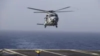 Un hélicoptère NH90 atterrit sur le porte-avions