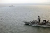 La frégate britannique HMS Somerset et la corvette russe Soobrazitelny