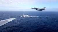 La frégate britannique HMS Dragon survolée par un Rafale Marine