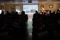 Le captain Mehail présente aux officiers-élèves le rôle de l’Enforcement Coordination Cell (ECC)