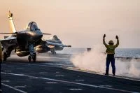 Un Rafale Marine décolle depuis le pont du Charles de Gaulle