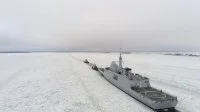 La frégate Aquitaine dans les glaces au large de la Finlande