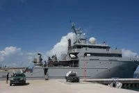 Le Bougainville accosté à Fakarava