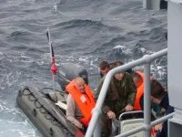 Le zodiac de l'aviso Commandant Birot récupère les 2 naufragés