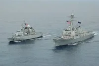 La frégate Vendémiaire effectue un exercice avec un navire américain en mer de Chine