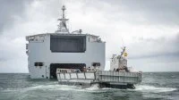 Le porte-hélicoptères Mistral et une embarcation de débarquement