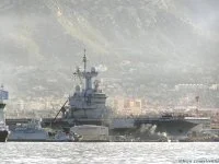Le Charles de Gaulle entre au bassin