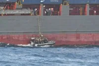 L'équipe de visite d'un bâtiment de la marine nationale effectue une approche amicale