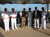La force européenne Atalante remet des moteurs hors-bord à la marine djiboutienne