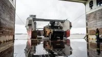 Un véhicule transbordé par navire amphibie sur le Dixmude