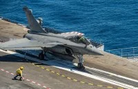 Un Rafale décolle du porte-avions Charles de Gaulle