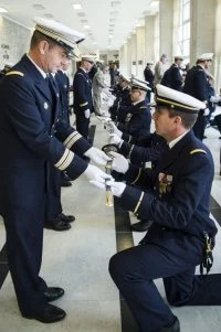 Remise de sabres à l'École navale