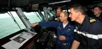 Le capitaine de vaisseau Gilles Boidevezi, commandant du Jean Bart, et le Capt. Joe Clarkson, commandant du porte-avions USS Harry S. Truman