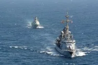 La frégate antiaérienne Jean Bart et le patrouilleur omanais Al Shinas