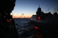 Le Var ravitaille la frégate néerlandaise Evertsen