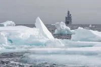 Le Chevalier Paul s’approchant des glaces