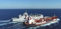 Le bâtiment ravitailleur de forces (BRF) Jacques Chevallier se ravitaille auprès d'un pétrolier civil affrété par la flotte américaine