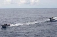 Le 24 mai 2012, après avoir établi le contact avec les forces terrestres, le Commandant l’Herminier, à proximité du port d’Abidjan, a mis en œuvre ses embarcations motorisées rapides afin d’embarquer les soldats en difficulté