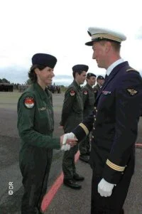 Une pilote tout juste breveté est félicité par son parrain