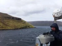 L'Albatros navigue à proximité des côtes aux Kerguelen