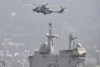 Un hélicoptère survole le Dixmude