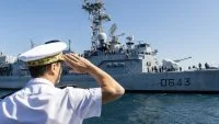 L'amiral commandant la Force d'Action Navale salue le dernier appareillage du Jean de Vienne