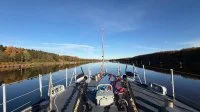 Un chasseur de mines franchit le canal de Kiel (Allemagne)