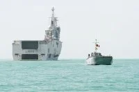 Le porte-hélicoptères Dixmude et un chaland transport de matériel