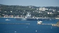 Le porte-avions Charles de Gaulle quitte la rade de Toulon
