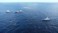 Des bâtiments de la marine nationale interceptent un navire transportant de la drogue