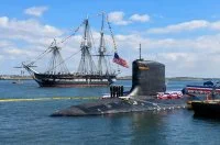 Le sous-marin USS Massachusetts et le voilier USS Constitution