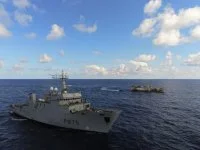 Le patrouilleur Arago contrôle un navire de pêche