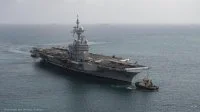 Le porte-avions Charles de Gaulle aidé par un remorqueur pour son accostage à Djibouti