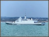 La frégate Languedoc vue depuis Port-Lay, sur la côte nord de l'Île de Groix