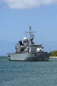 La frégate Prairial arrive dans le port de Pearl Harbour