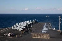 Un chasseur Rafale F-3R décolle depuis le pont du porte-avions américain USS Harry S. Truman