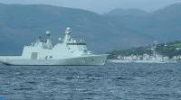 La frégate Danoise Absalon passe devant le Latouche Tréville
