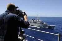 La frégate Vendémiaire navigue aux côtés de l'USS Blue Ridge