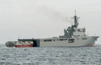 Un EDAR s'approche du porte-hélicoptère japonais Oshumi